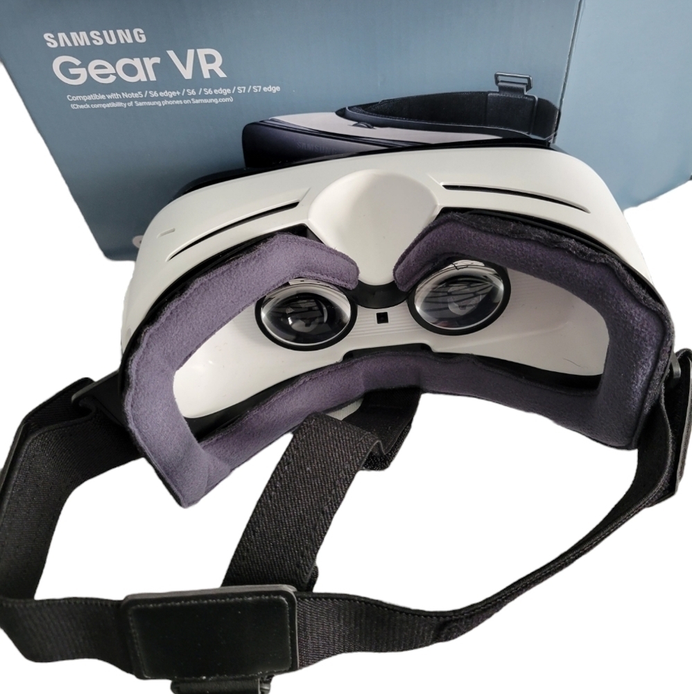 Samsung Gear VR Headset still with original box, like new condition - Picture 6 of 7